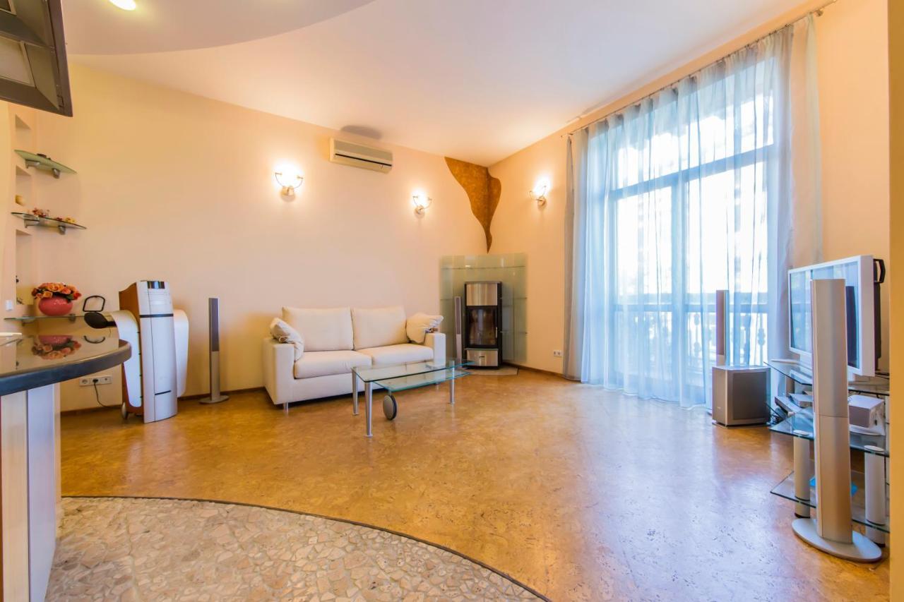 3-Room Apartments On Khreshchatyk. Building With Star Kyiv Exterior photo