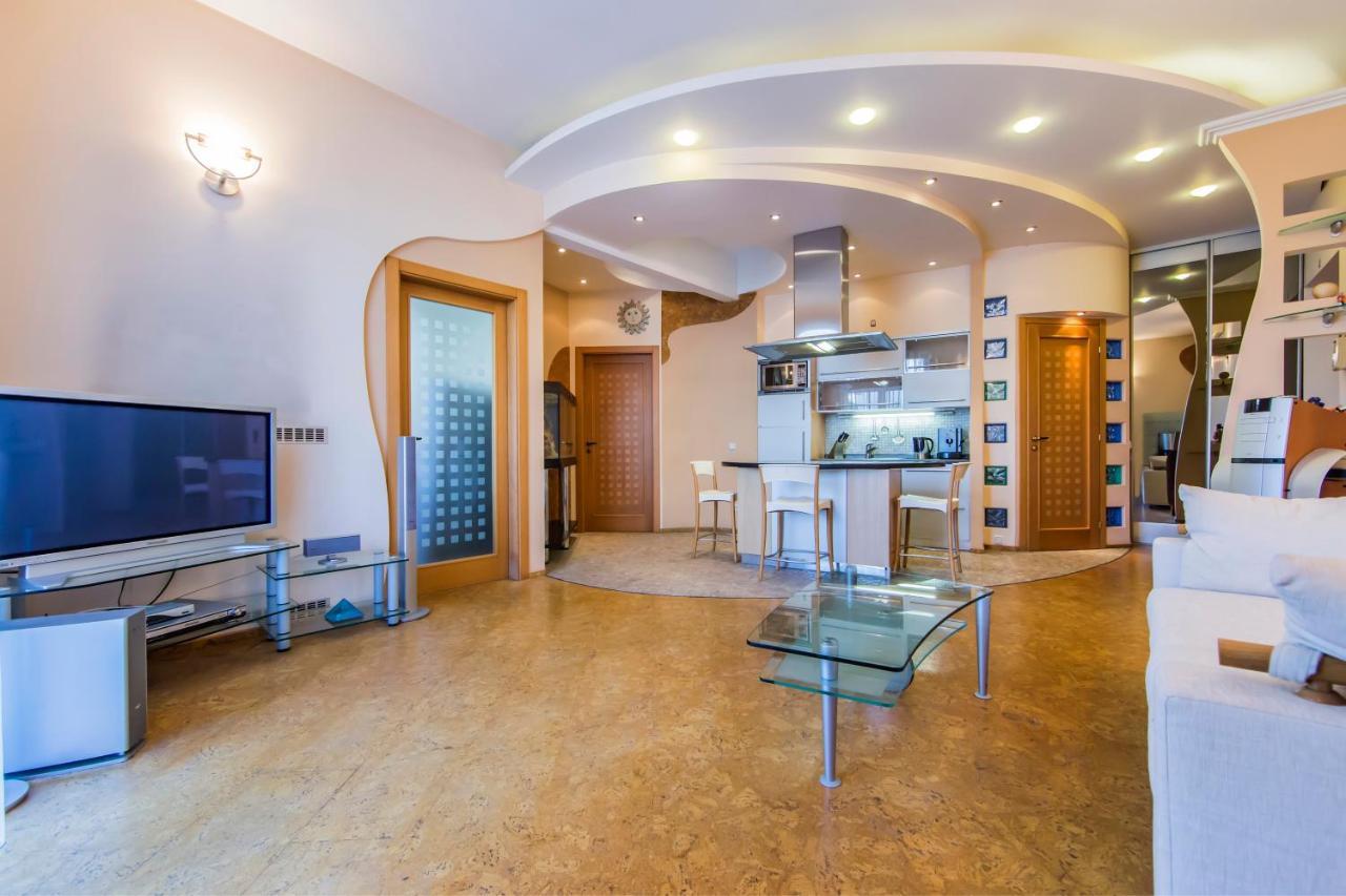 3-Room Apartments On Khreshchatyk. Building With Star Kyiv Exterior photo