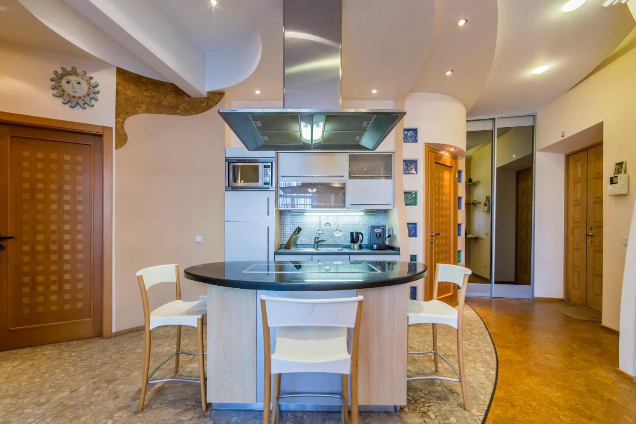 3-Room Apartments On Khreshchatyk. Building With Star Kyiv Exterior photo
